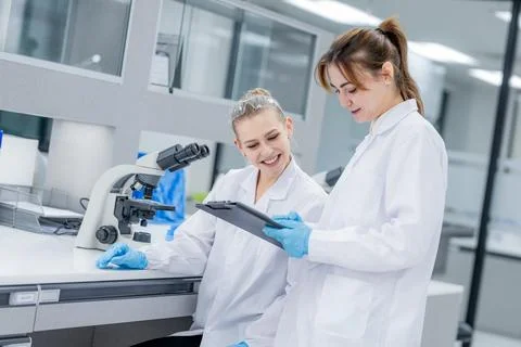 Scientists work together in a laboratory to analyze data and study samples .. Foto stock