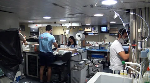 Scientists working in a laboratory Vídeos de archivo 36444840