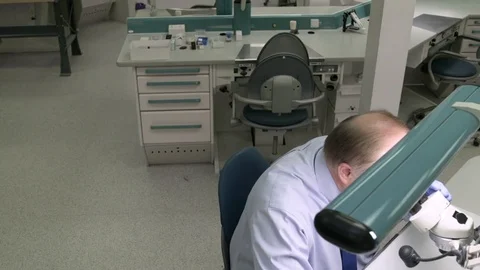 Scientists working in a laboratory 動画素材 77078842