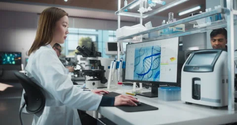 Scientists Working in Laboratory Vídeo Stock 283077844