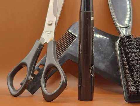 Scissors and a comb are various tools for work Foto stock