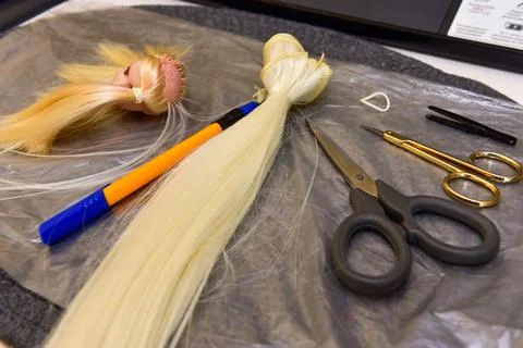 Scissors and homemade tool on the table, how to make hair for a doll, hobby c Foto stock