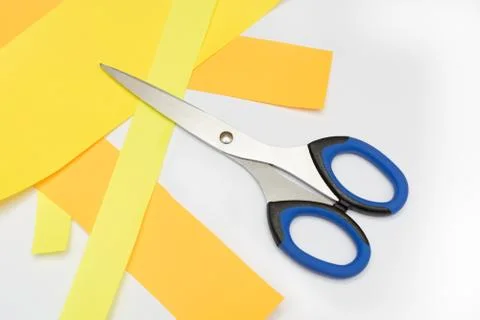 Scissors for children's art on sheets of colored paper Foto stock