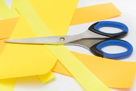 Scissors for children's art on sheets of colored paper Foto stock
