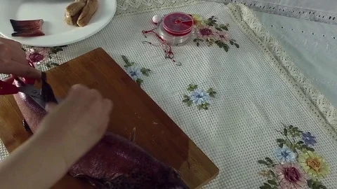 Scissors cut off the fins of the fish. Video stock 77901239