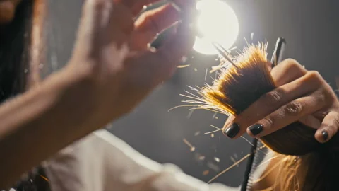 Scissors cut hair close-up 動画素材 85854582