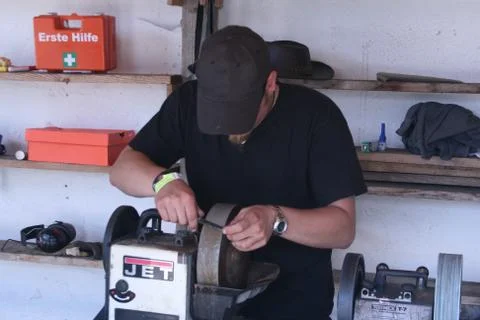 Scissors grinder at work Stockfoto's