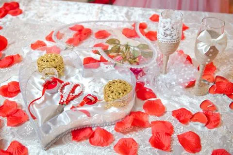 Scissors, ring containers. Artificial rose petals. Pearls . Engagement ring set Foto stock