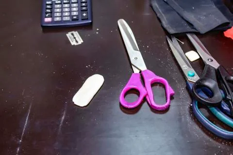 Scissors on the workplace of a seamstress. Foto stock