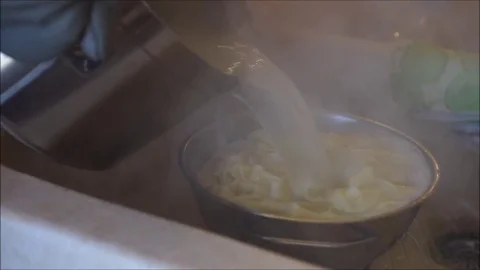 Scolare la pasta Stock Footage 84333779