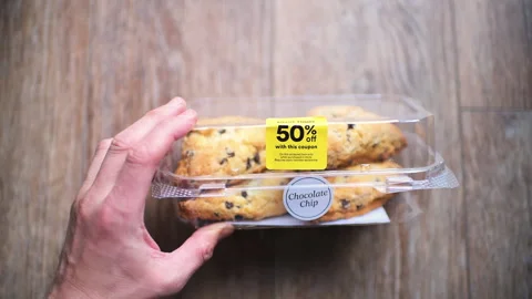 Scones chocolate chip scone bread sweet food dessert in plastic container Stockbeeldmateriaal 330297835