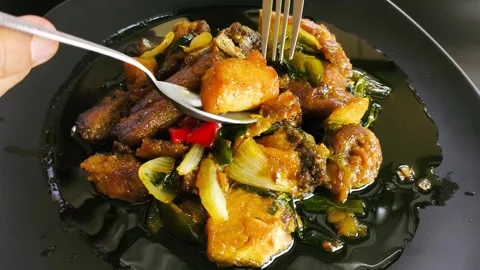 Scoop fried fish 動画素材 343621933