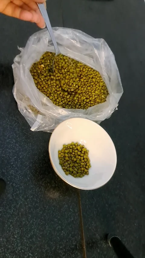 Scooping Green Mung Beans with a Spoon Vídeo Stock 331418471