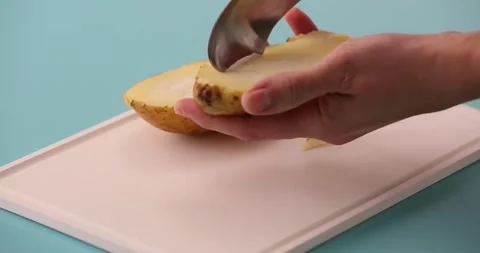 Scooping out the middle of a potato 3 스톡 동영상 132149416