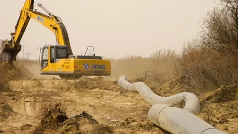 Scooping soil in desert Stock Footage 92373082