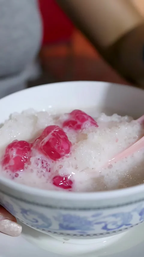 Scooping Thai Red Rubies Dessert in Chinatown Bangkok Video stock 317064178