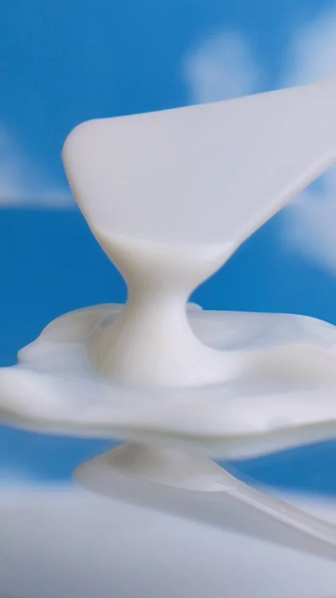 Scooping white cream with applicator tool on reflective glass surface. Clos.. Vídeos de archivo 335022495