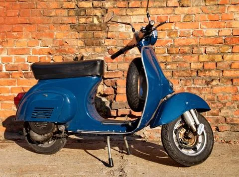 Scooter in front of a wall 库存照片