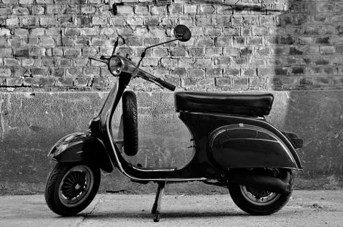 Scooter in front of a wall Stockfoto's