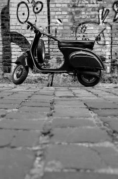 Scooter in front of a wall Stockfoto's
