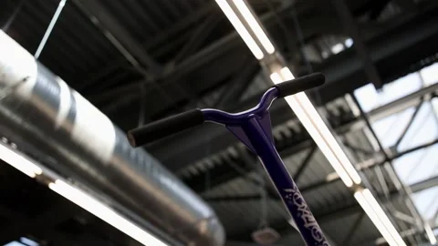 Scooter in the store 库存影片 93649551