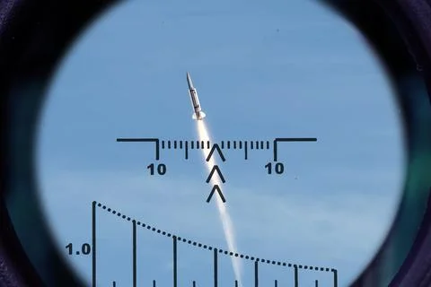 Scope view of flying missile during aerial observation and target tracking. Stockfoto's