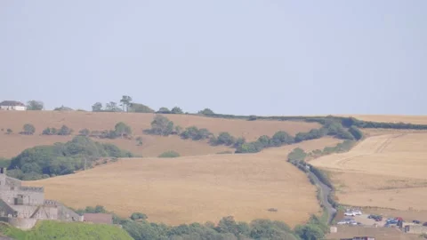 Scorched Brown Fields of South Devon Near Plymouth with Hold Hill Fort Castle Vídeos de archivo 345102865