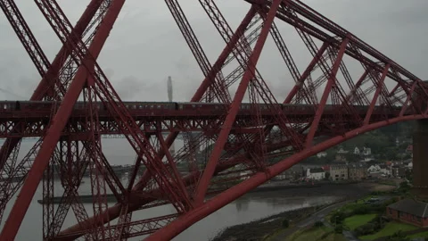 Scotland Drone Shot of Forth Rail Bridge, Steam Train passing Vidéo 146568171