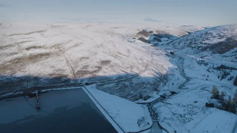 Scotland Drone Shot of Upper Glendevon Reservoir winter. Dam tilted Vidéo 146567196