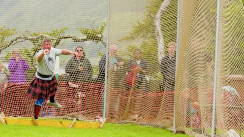 Scottish Athlete Throws Hammer at Highland Games Competition Vídeo Stock 320149819