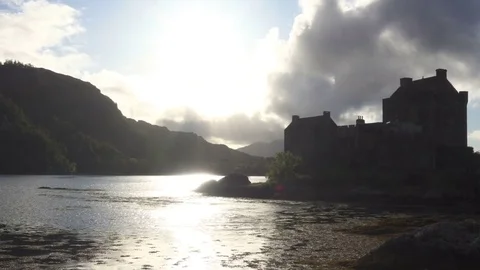 Scottish Castle on the lake at Sunset Vidéo 82871891