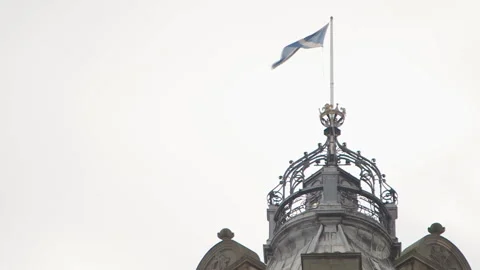 Scottish flag on top of building Vidéo 144294696