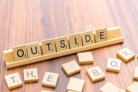 Scrabble letters - OUTSIDE THE BOX Foto stock