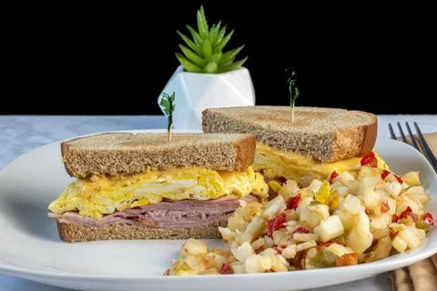 Scramble egg and ham breakfast sandwich Foto stock