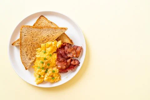 Scramble egg with bread toasted and bacon 스톡 사진