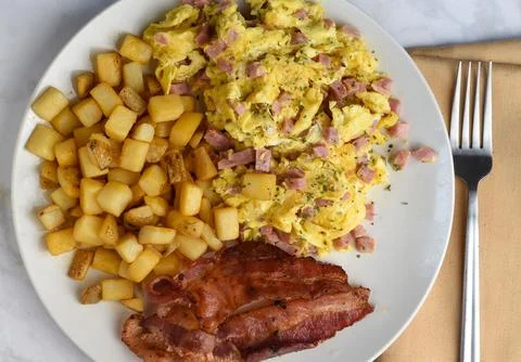 Scramble egg with chop ham  with bacon and hash browns, Stock-Fotos