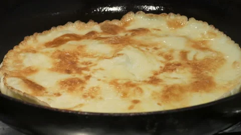 Scrambled egg omelet cooking in frying pan, close up 스톡 동영상 68176741