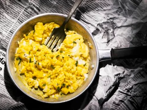 Scrambled egg in a small frying pan Stock-Fotos