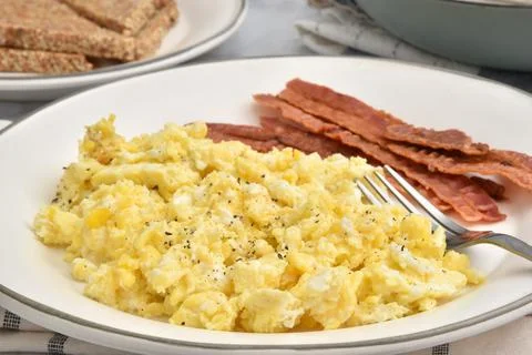 Scrambled eggs with bacon Foto stock