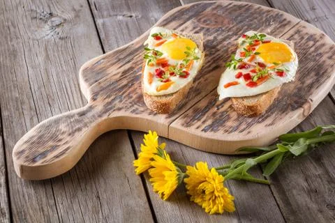 Scrambled eggs with bread on cutting board 库存照片
