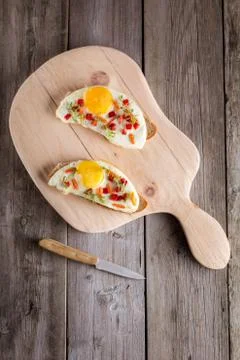 Scrambled eggs with bread on cutting board 库存照片