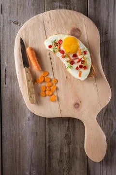 Scrambled eggs with bread on cutting board 库存照片