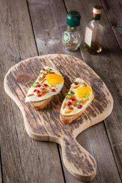 Scrambled eggs with bread on cutting board Stockfoto's