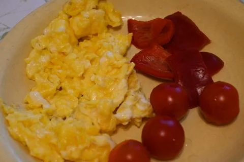 Scrambled eggs with cherry tomatoes Фото
