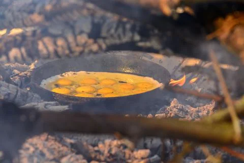 Scrambled eggs on the fire. Picnic Foto stock