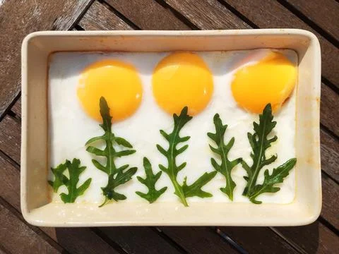 Scrambled eggs in flower shape fried in a pan. Foto stock