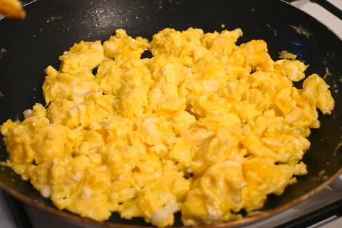 Scrambled eggs in a frying pan Foto stock