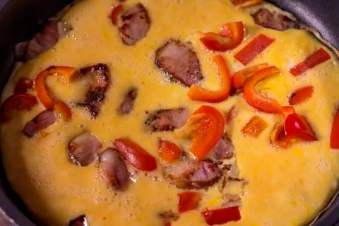 Scrambled eggs with ham and vegetables Foto stock