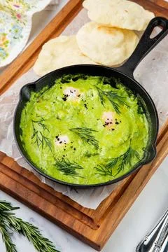 Scrambled eggs with herbs, dill, celery and broccoli in a skillet with lean Foto stock