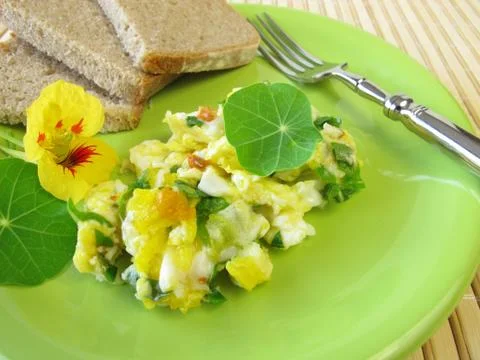 Scrambled eggs with herbs Stock-Fotos